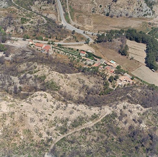 Les constructions alignées le long du chemin de la Nerthe. Vue aérienne prise de l'ouest.