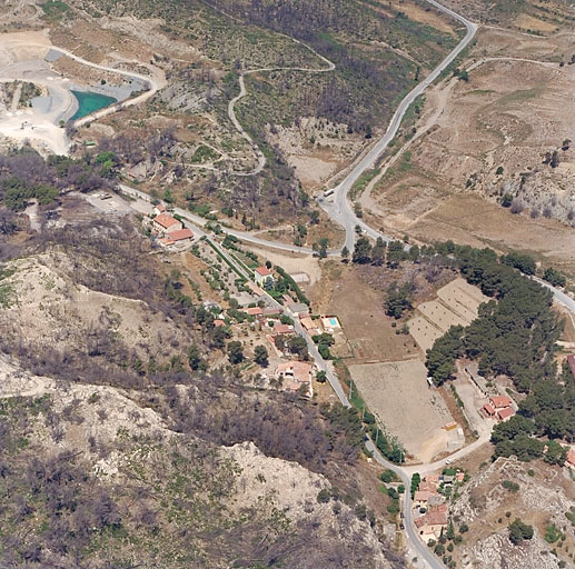 Vue d'ensemble de la petite dépression où s'étalent les quelques constructions le long du chemin de la Nerthe, vue aérienne prise du sud.