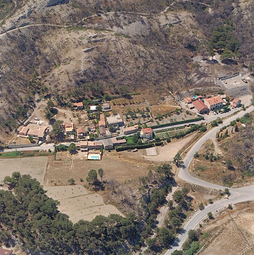 Vue de la petite dépression où s'étalent les quelques constructions le long du chemin de la Nerthe, vue aérienne prise de l'est.