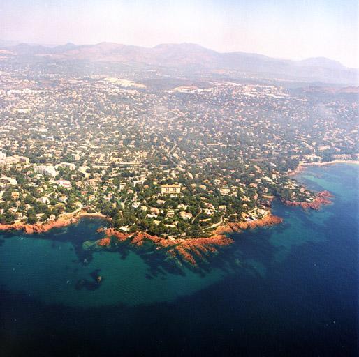 Vue aérienne prise du sud.