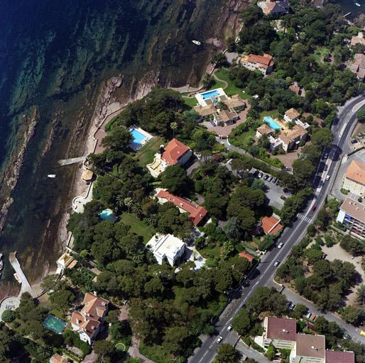 Vue aérienne verticale. A gauche de la route et de bas en haut, les villas Les Cigales, May et Le Castellet.