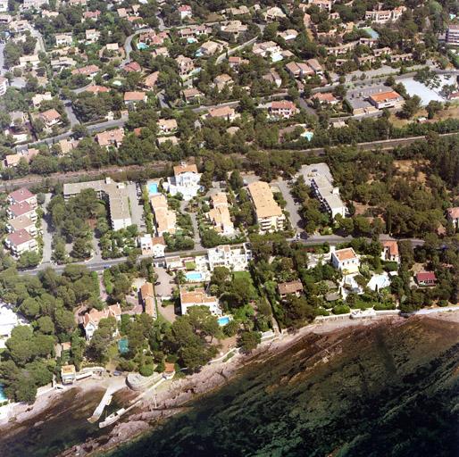 Vue aérienne verticale. Au premier plan, les villas Les Cigales, Gaïla et Caroline. Au nord de la route, la villa Hélios.