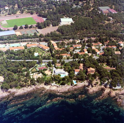Vue aérienne verticale. Au premier plan, la résidence de vacances Les Chênes verts, et les villas Estérel Rive, La Terrasse et Le Vent du large.