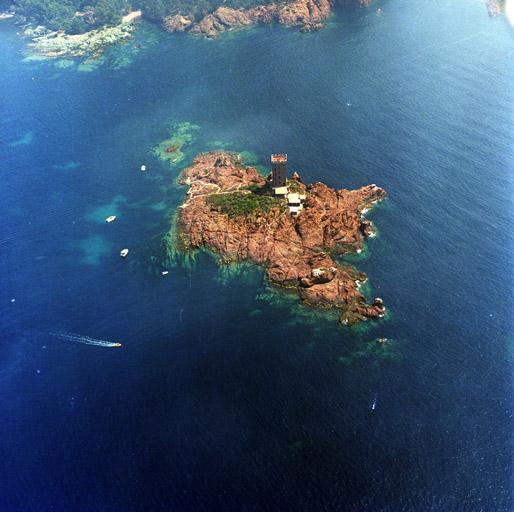 Vue aérienne prise du sud-ouest.