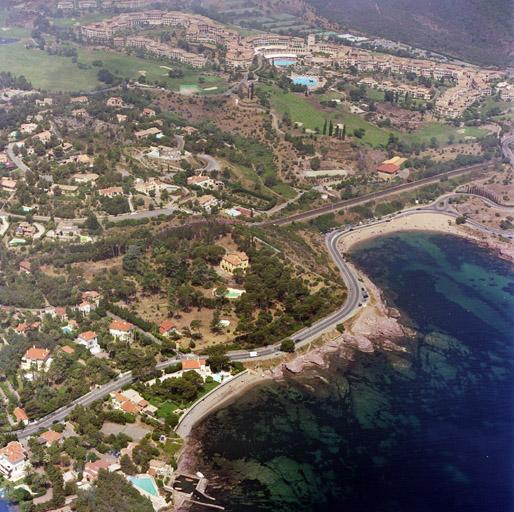 Vue aérienne éloignée prise du sud-est.