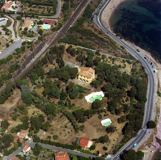 Vue aérienne rapprochée prise du sud.