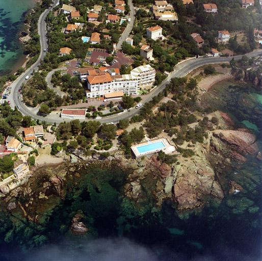 Vue aérienne rapprochée prise du sud.