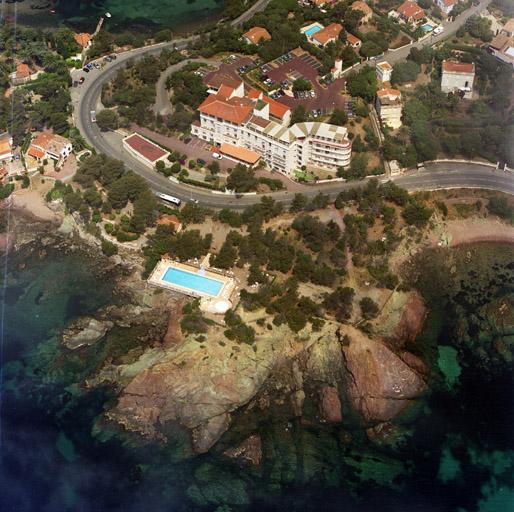 Vue aérienne rapprochée prise du sud.