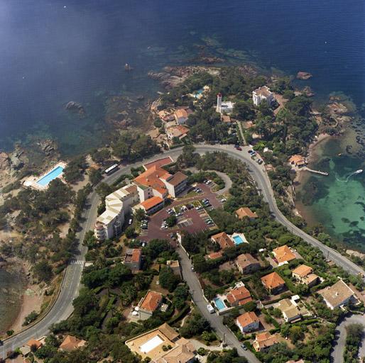 Vue aérienne avec l'hôtel de la Baumette, le phare et la villa Red Rock sur la pointe.