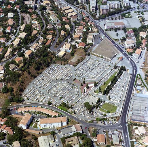 Vue aérienne rapprochée prise de l'est.