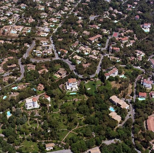 Vue aérienne prise du sud. Au premier plan, les villas Magali, Marguerite, Le Maquis et La Lézardière.