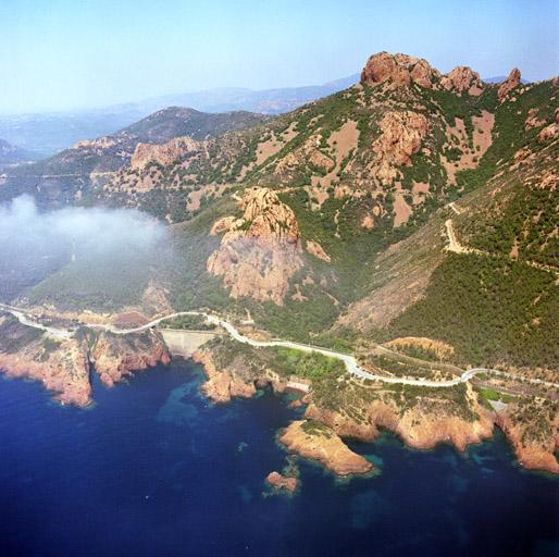 Vue aérienne prise au niveau de la calanque de Saint-Barthélemy, dominée par le rocher de Saint-Barthélemy.