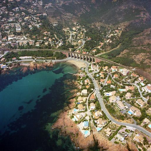 Vue aérienne prise du nord-est.