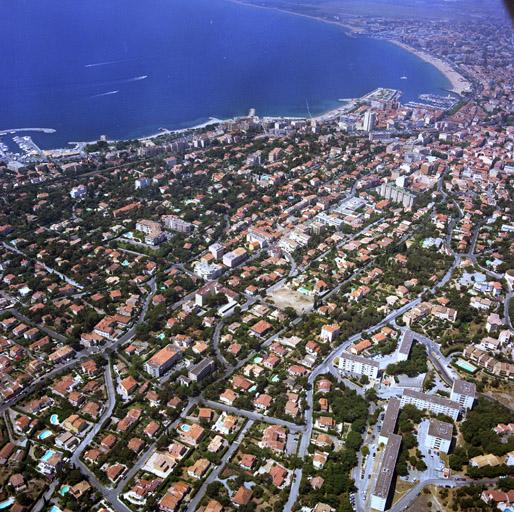 Vue aérienne des secteurs urbains des Cazeaux au premier plan et de Notre-Dame, au second plan. A l'arrière-plan, la ville, le port et Fréjus-Plage.