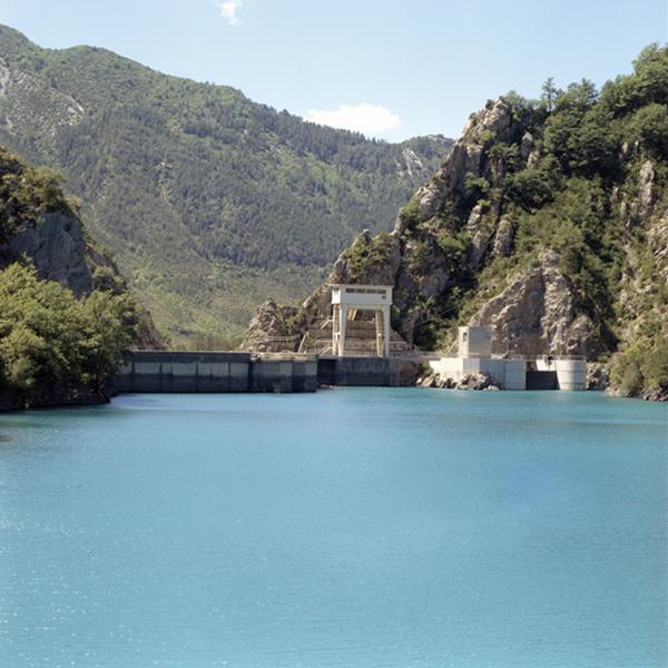 Vue du barrage prise de la retenue d'eau.