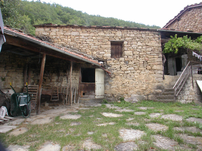 Le hangar 5 (à gauche), l'entrepôt agricole 4 et le porche 3 vus de l'ouest.