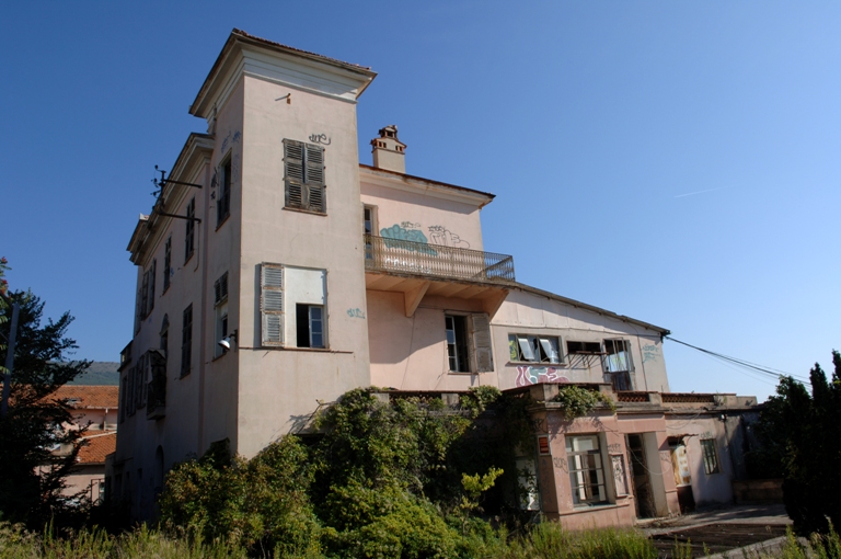 Vue sud-ouest, demeure patronale avec ateliers accolés. ; Vue d'ensemble.