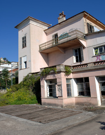 Vue sud, ateliers accolés à la demeure patronale.
