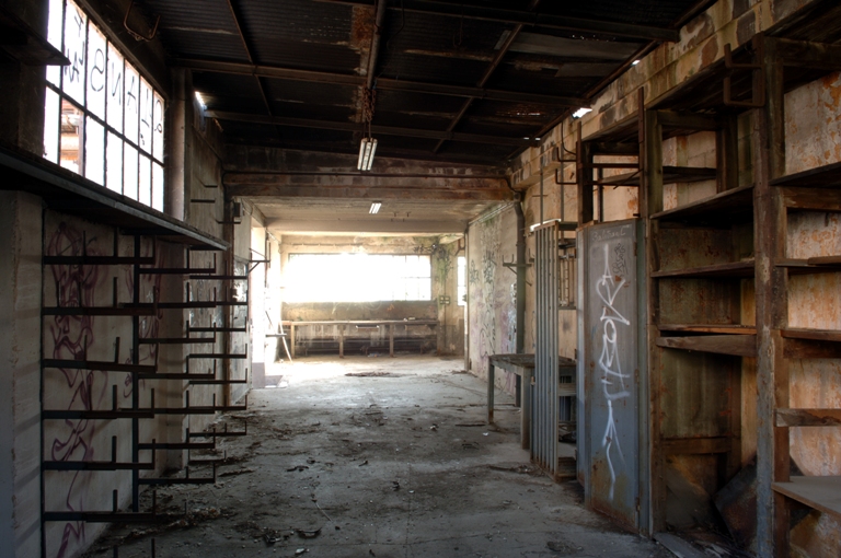 Vue ouest d'un atelier d'entretien.