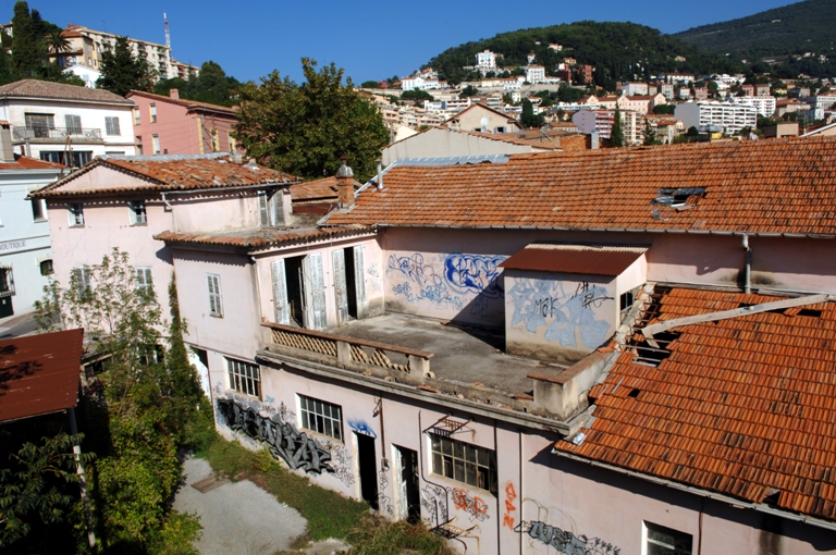 Vue d'ensemble prise du sud, scierie mécanique et autres ateliers accolés.