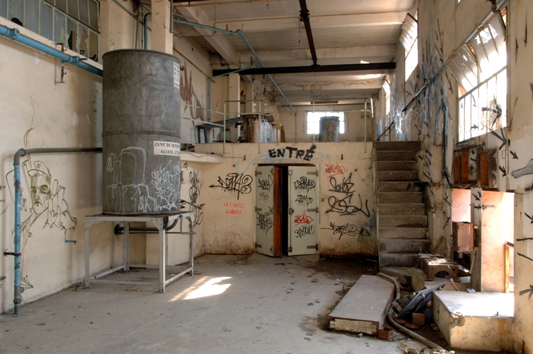 Vue prise de l'ouest, atelier du bâtiment d'angle avec cuve et chambre froide.