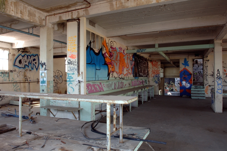 Vue prise de l'est, atelier du bâtiment d'angle, avec paillasses.