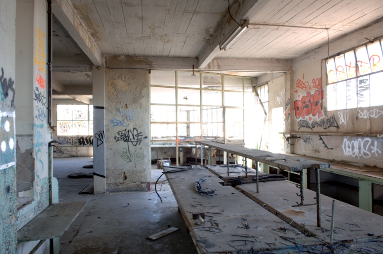 Vue prise du sud, atelier du bâtiment d'angle, avec paillasses.