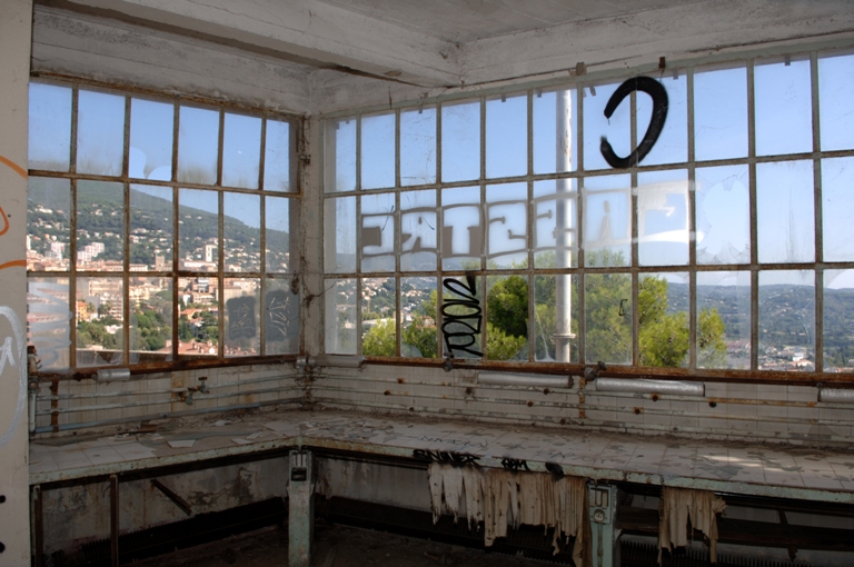 Vue d'un atelier du bâtiment d'angle prise du nord-ouest.