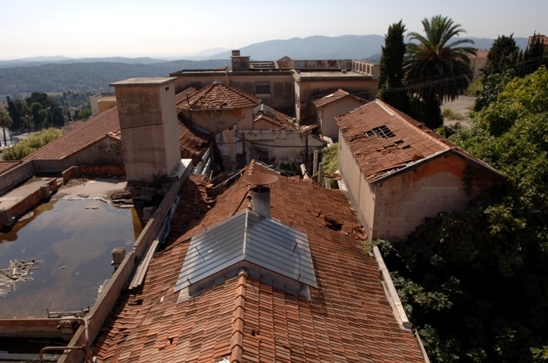 Vue d'ensemble prise du nord des toits du bâtiment principal et du bâtiment des laboratoires.