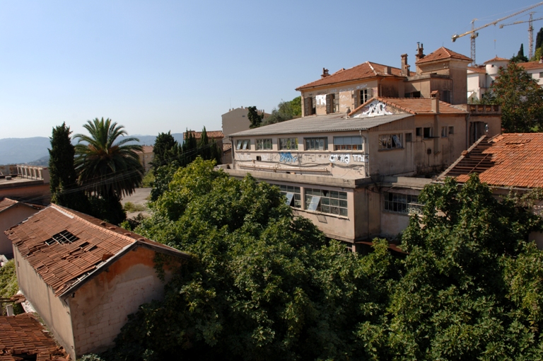 Vue prise du nord-est, arrière de la demeure patronale avec ateliers accolés.