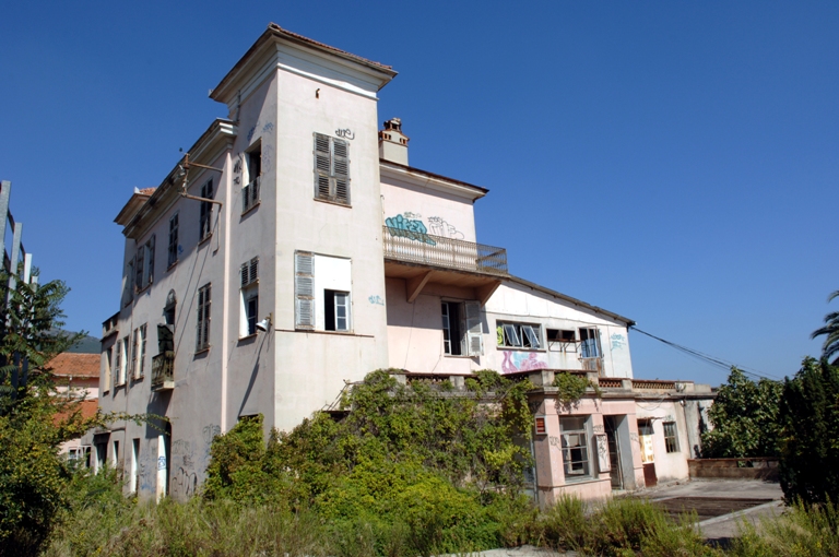 La demeure patronale avec ses ateliers prise du sud-ouest.