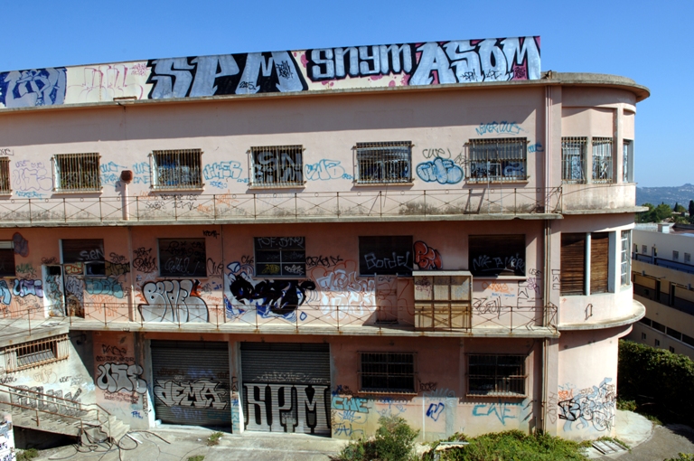 Vue ouest, extrémité du bâtiment des laboratoires.