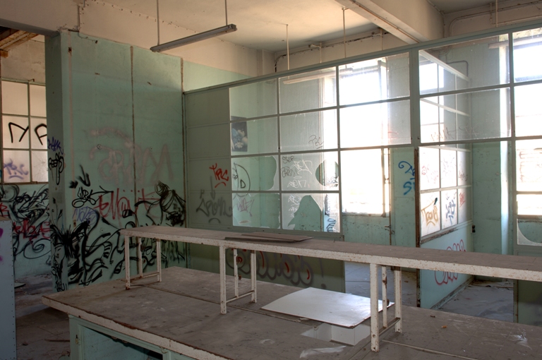 Vue d'un atelier du bâtiment principal, prise de l'ouest.