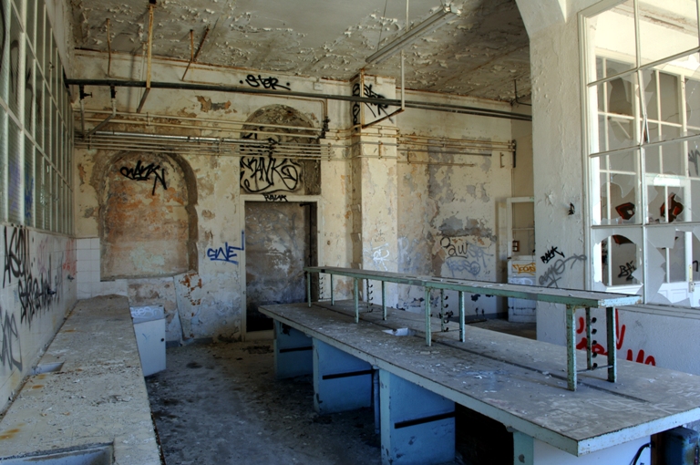 Vue d'un atelier du bâtiment principal, prise de l'est.