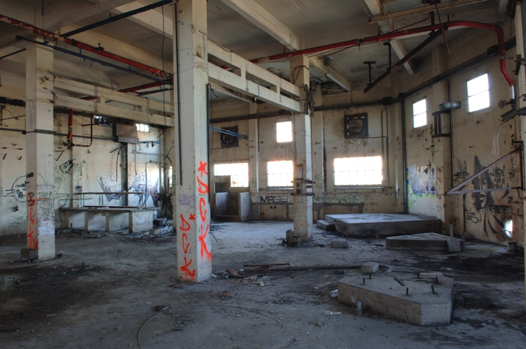 Vue prise du sud d'une salle de production du bâtiment d'angle.