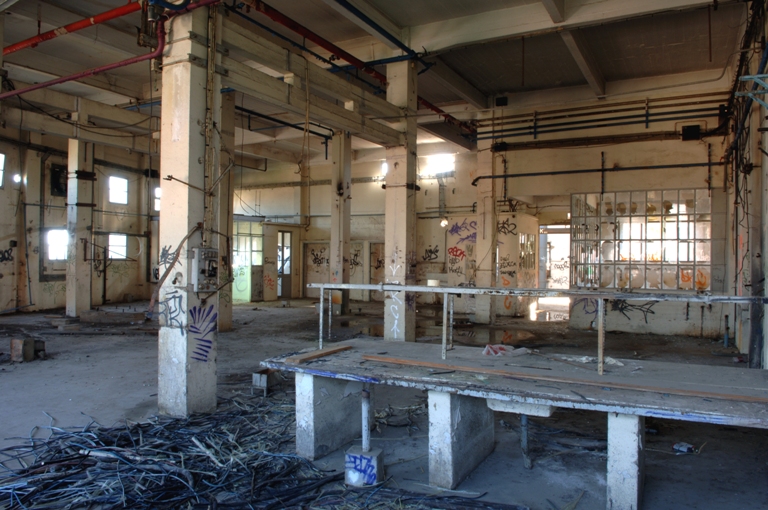 Vue prise du nord d'une salle de production du bâtiment d'angle.