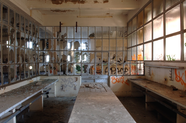 Vue prise de l'ouest d'un laboratoire situé dans une salle du bâtiment d'angle.