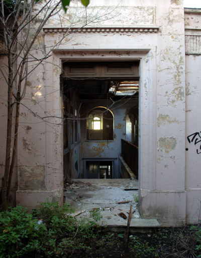 Vue prise de l'ouest, porte d'accès au hall d'accueil.