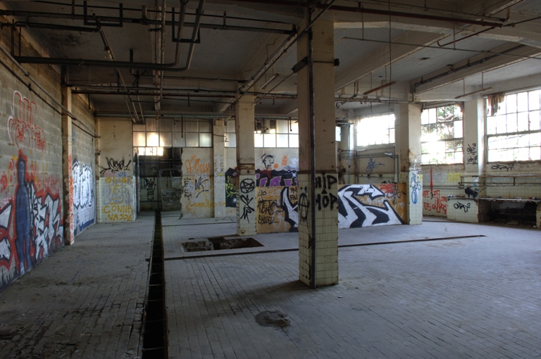 Vue sud-ouest d'une salle de production du bâtiment d'angle.