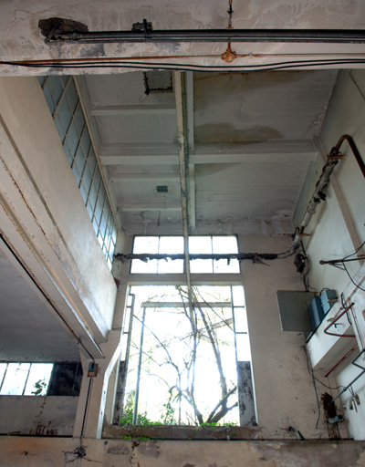Vue prise du sud d'un atelier du bâtiment d'angle.