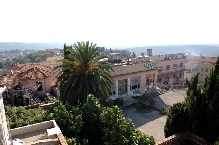 Vue d'ensemble du bâtiment des laboratoires avec l'aire de circulation, prise du nord-ouest.