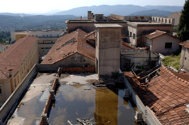 Vue d'ensemble prise du nord, toitures du bâtiment principal et du bâtiment des laboratoires.