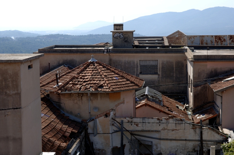 Vue prise du nord, tourelle de la montée d'escalier du bâtiment principal.