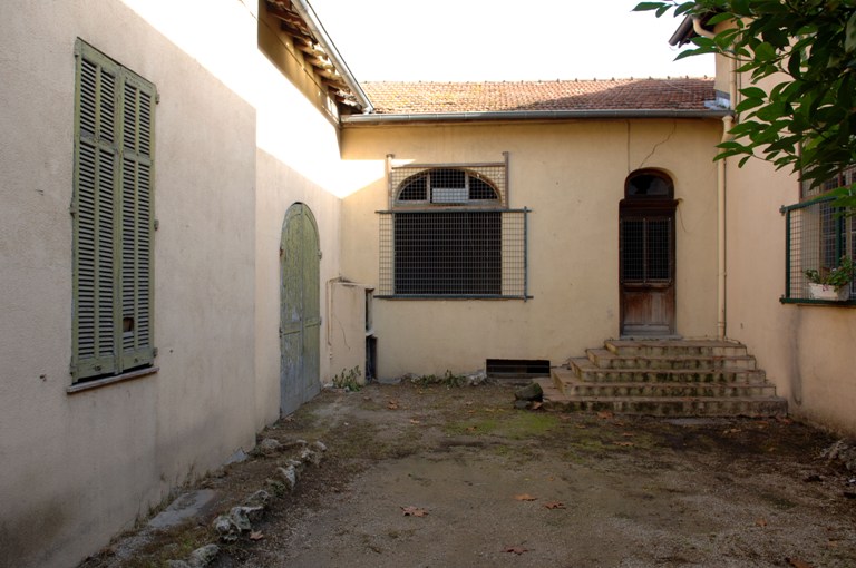 Vue sud-ouest, la cour intérieure.