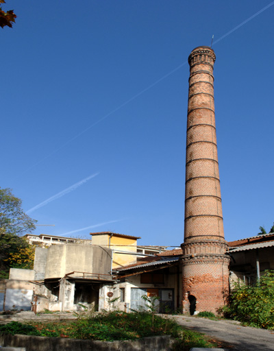La cheminée d'usine prise du sud-ouest.