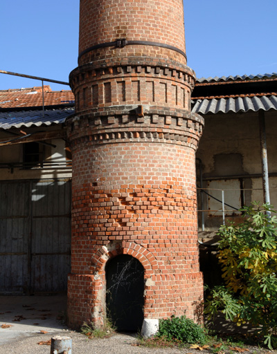 La base de la cheminée d'usine vue du sud-ouest.
