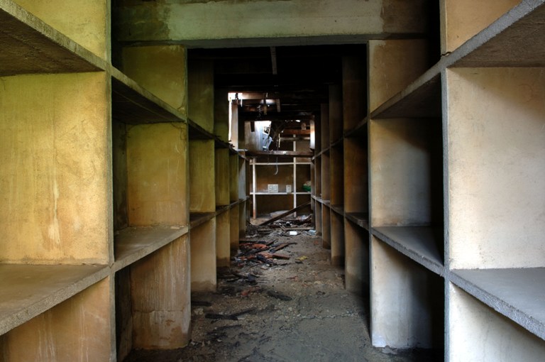 Vue prise du nord-est d'un atelier de stockage.