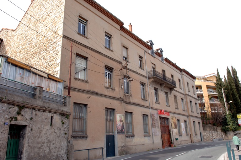 Vue sud-est du bâtiment principal.