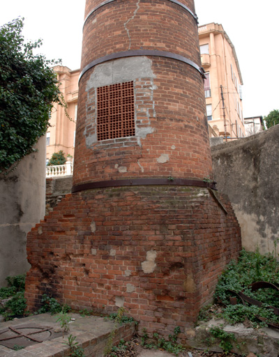 Vue sud-est, base de la cheminée d'usine.