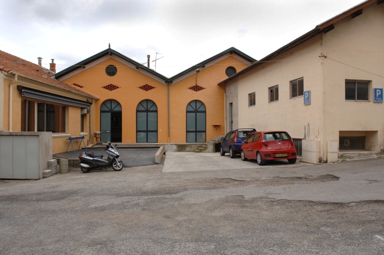 Entrée secondaire de l'usine, vue prise du nord.